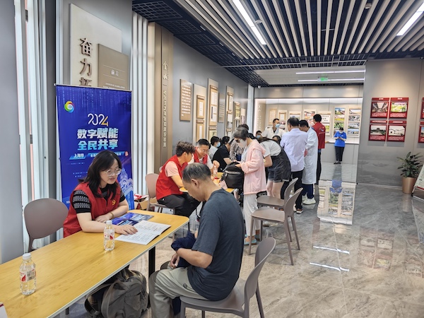 全民数字素养与技能提升月：金山石化街道让“数字红利”惠及更多老年人OD体育官方(图1)